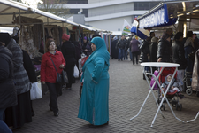 809655 Afbeelding van een Marokkaanse vrouw in traditionele kledij op de wekelijkse markt op vrijdagochtend aan de Van ...
